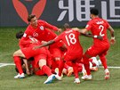 Anglití fotbalisté se radují ze vsteleného gólu v utkání mistrovství svta s...