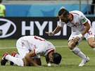 Tuniský záloník Fardaní Sasí (vlevo) po vsteleném gólu. Proti Anglii na...