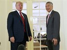Prezident Donald Trump se v pondlí setkal se singapurským premiérem Lee Hsien...