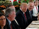 Prezident Donald Trump a lenové jeho delegace se v pondlí setkali se...
