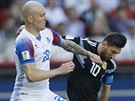 Lionel Messi v souboji s reprezentantem Islandu Emilem Hallfredssonem