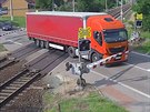 Kamion se zahranin registran znakou vjel v Moravskm Psku na eleznin...
