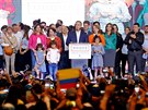 Vítz druhého kola kolumbijských prezidentských voleb Iván Duque a jeho tým...