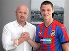 Talentovaný záloník Dominik Janoek (vpravo) po podpisu smlouvy s Plzní a...