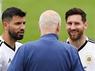 Lionel Messi (vpravo) a Sergio Agüero bhem tréninku argentinské reprezentace...