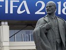 Leninova socha ped stadionem v Lunikách.