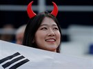 Fanynka fotbalist Jiní Koreje v hlediti stadionu v Niném Novgorod ped...
