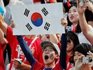 Fanouci Jiní Koreje bhem utkání proti védsku.