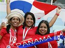 Panamské fanynky pózují v hlediti stadionu v Soi ped zápasem s Belgií.