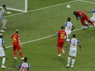 Belgický útoník Romelu Lukaku hlavikuje na bránu Panamy, které v utkání MS...