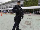 Policista steí vchod do mezinárodního mediálního centra v Singapuru 10....