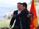 Premiéi Alexis Tspiras a Zoran Zaev se ped podepsáním dohody o novém jménu...