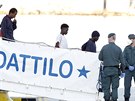 Migranti ve Valencii vystupují z lodě Dattilo. (17. června 2018)