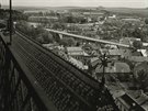 Takov� pohled se naskytl na nov� Brn�nsk� most a p�ilehl� ��sti m�sta z ochozu...