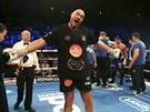 Britský boxer Tyson Fury slaví vítzství nad Albáncem Seferem Seferim.