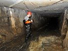 Potpi praskch hasi prohledvali podzemn stoku Motolskho potoka pi...