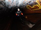 Potápi praských hasi prohledávali podzemní stoku Motolského potoka pi...