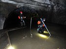Potápi praských hasi prohledávali podzemní stoku Motolského potoka pi...