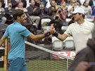 výcarský tenista Roger Federer  pijímá od Mischy Zvereva gratulaciu k výhe.