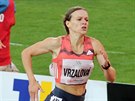 Simona Vrzalová (vpravo) dobíhá do cíle závodu na Zlaté trete.