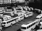 Stanovi�t� autobus� typu �koda 706 RTO s Negrelliho viaduktem. Fotografie...