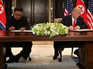 Americký prezident Donald Trump a severokorejský vdce Kim ong-un podepisují...