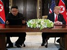Kim Čong-un si čte společné prohlášení, které právě podepsal, zatímco Donald...