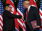 Americký prezident Donald Trump a severokorejský lídr Kim ong-un si tesou...