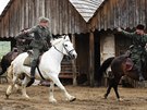 Natáení nájezdu na vesnici ve filmu Nabarvené ptáe