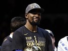 Kevin Durant z Golden State se me pochlubit trofejí pro vítze NBA i cenou...