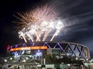 Golden State Warriors oslavují titul z NBA ohostrojem ze své haly Oracle Arena.