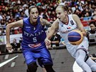 Česká basketbalistka Kristýna Minarovičová (vpravo) útočí během utkání na MS...