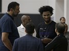 Marvin Bagley III. (vpravo nahoe) po peddraftovém tréninku pro Sacramento...