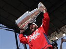 Alexandr Ovekin oslavuje zisk Stanley Cupu pro Washington.