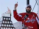 Alexandr Ovekin oslavuje zisk Stanley Cupu pro Washington.