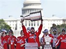 Alexandr Ovekin oslavuje zisk Stanley Cupu pro Washington.