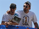 Klay Thompson (s megafonem) a Zaza Paulija bhem oslav titulu v NBA pro Golden...