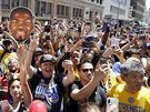 Fanouci Golden State Warriors oslavují Kevina Duranta.