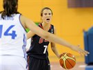 Sabrina Ionescuová ídí hru USA v utkání na mistrovství svta sedmnáctiletých