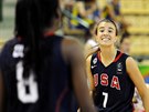 Americká basketbalistka Sabrina Ionescuová usmruje spoluhráku bhem utkání...