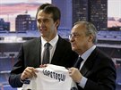 Florentino Perez (vpravo), prezident Realu Madrid, vítá nového trenéra svého...