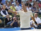 Tomá Berdych se raduje z výhry na turnaji ve Stuttgartu.