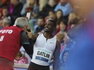 Americký sprinter Justin Gatlin si fotí selfie s fanoušky.