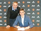 Talentovaný branká Matj Ková pi podpisu smlouvy s Manchesterem United,...