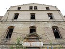 Zdevastovaná budova starého vlakového nádraí v Duchcov.