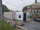 V Jzdeck ulici v Plzni se brzy rno pevrtil kamion. (12. 6. 2018)