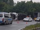 V Jzdeck ulici v Plzni se brzy rno pevrtil kamion. (12. 6. 2018)