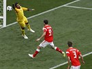 Saúdskoarabský gólman Abdalláh Majúf zasahuje bhem utkání proti Rusku.