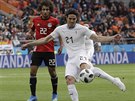 Uruguayský snajpr Edinson Cavani pálí z voleje během utkání s Egyptem, přihlíží...