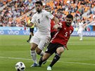 Uruguayský forvard Luis Suárez se petlauje v souboji s egyptským záloníkem...